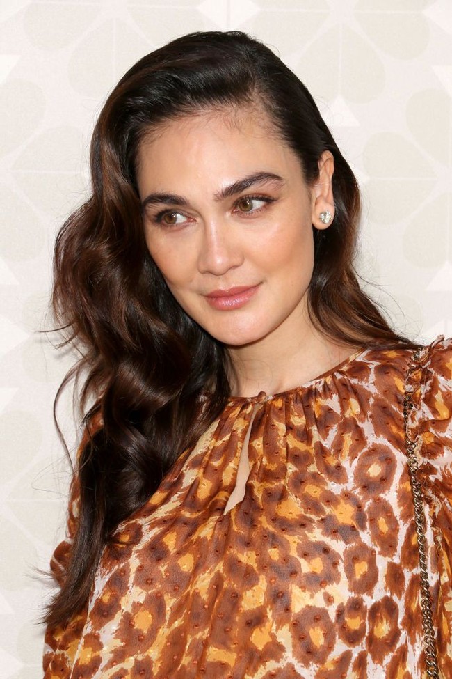 Rambut panjangnya dibiarkan tergerai bebas. Sementara riasan natural mempertegas kecantikan alami Luna. (Foto: Getty Images)