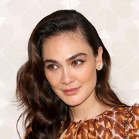 Rambut panjangnya dibiarkan tergerai bebas. Sementara riasan natural mempertegas kecantikan alami Luna. (Foto: Getty Images)