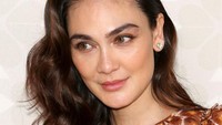 Belum cukup, Luna Maya juga mengaku hidungnya kurang mancung. Foto: Getty Images