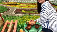 Menikmati pemandangan taman yang cantik, Marcella ditemani teh poci. Serunya! Foto: Instagram @ marcella_simon