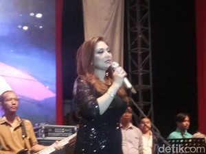 Siang Kecelakaan, Malamnya Nia Daniaty Langsung Manggung
