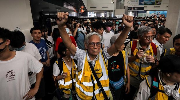 'Geng' Lansia Lindungi Pedemo dalam Kericuhan Hong Kong