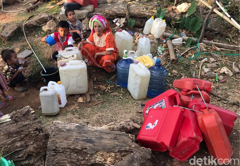 Dampak Kemarau Panjang, Warga Maros Antre Air Bersih Sejak Dini Hari Dampak Kemarau Panjang, Warga Maros Antre Air Bersih Sejak Dini Hari