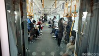 Kini para penumpang bisa mengisi waktu perjalanan dengan membaca buku yang disediakan di setiap Stasiun MRT.