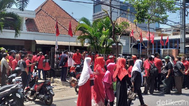 Kader dan simpatisan yang turut mengantar Whisnu ke kantor DPC PDIP Surabaya