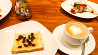Lewat Instagramnya, wanita yang kini berhijab ini sering memamerkan momen kulineran. Seperti ketika menikmati kopi dengan roti panggang bertabur madu dan kismis. Foto: Instagram @ marcella_simon