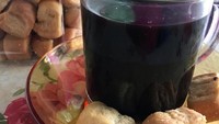 Bagelen atau roti kering plus kopi kental jadi kenikmatan menghirup kopi kampung. Foto: Instagram @therealmeezee