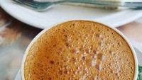 Sedikit mewah, kopi panas manis dan pahit enak dinikmati dengan roti panggang plus telur. Foto: Instagram @myhail116