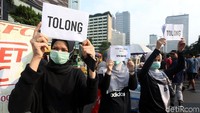 Mereka kompak mengenakan pakaian serba hitam dalam aksi yang digelar di Car Free Day (CFD) Bundaran HI.