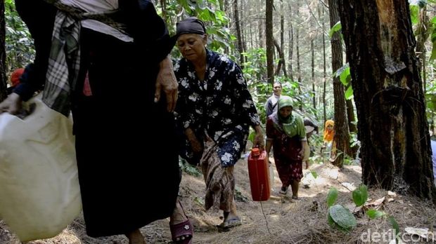Warga di Pekalongan Ini Harus Keluar Masuk Hutan Cari Air Bersih