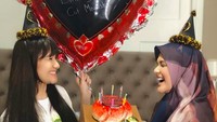 Bersahabat dengan Cut Meyriska, Marcella pernah memberikan kejutan ulang tahun manis. Ada kue dan balon yang diberikan pada istri Roger Danuarta ini. Foto: Instagram @ marcella_simon
