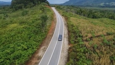 Penampakan Jalan Perbatasan Kalbar Meliuk-liuk di Tengah Hutan
