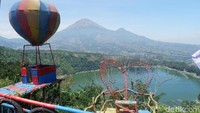 Bukit Cinta juga menyuguhkan tempat-tempat untuk slefie. Mulai dari berbentuk rumah pohon, balon udara hingga lambang cinta (Uje Hertono/detikcom)  