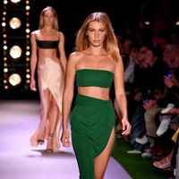 Di hari yang sama, Bella Hadid sempat berjalan di catwalk desainer Brandon Maxwell sebelum tampil di Ralph Lauren. Ia memakai gaun hijau two-piece yang mengekspos perut ratanya. (Foto: Getty Images)