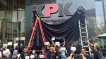 Potret Logo KPK Ditutup Kain Hitam