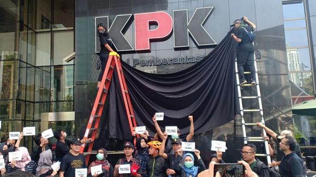 Logo di pelataran gedung KPK juga di tutup.