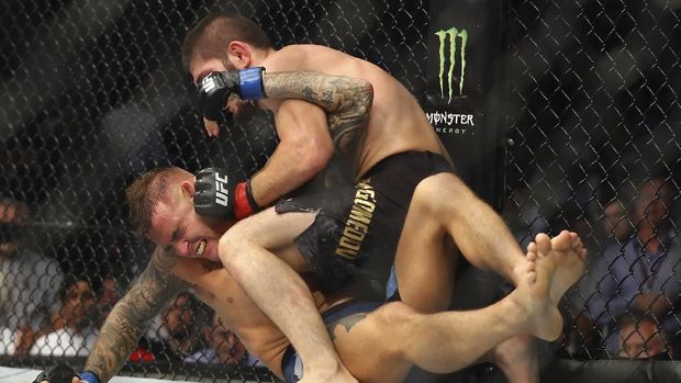 Dustin Poirier lebih sering tertekan dalam duel lawan Khabib.