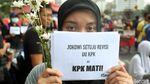 Aksi Bagi-bagi Bunga untuk Tolak Revisi UU KPK