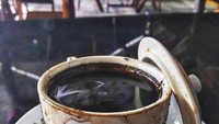 Selain gelas kaca, kopi diseduh dalam cangkir poerselin China yang mungil bertutup. Dihirup perlahan hingga tetes terakhir. Nikmat. Foto: Instagram @ms_bonar_art
