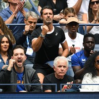 Kedatangan Meghan ternyata tak membawa keberuntungan bagi Serena untuk meraih gelar Grand Slam ke-24 di US Open. Ia kalah dari petenis muda Kanada Bianca Andreescu, 6-3, 7-5. Ibu satu anak itu pun gagal menyamai rekor Margaret Court yang memegang gelar Grand Slam terbanyak. (Foto: Getty Images)