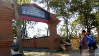 Praktisi Kebudayaan Ki Purbo Sasongko mengatakan, patung semar yang diletakkan di depan merupakan simbol adanya keberadaan Kyai Semar di lokasi tersebut. Di sini merupakan kerajaan gaib dengan pemimpinnya Kyai Semar.