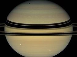 Fakta Unik Saturnus yang Malam Ini Mengintip dari Balik Bulan