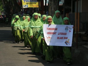 Hari Aksara Sedunia, Siswi MI Gelar Pawai Literasi