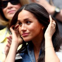 Ini ketiga kalinya Serena kalah di final ajang Grand Slam ketika disaksikan langsung oleh Meghan Markle. Pertama di Wimbledon 2018, lalu di ajang yang sama tahun ini. Banyak netizen yang menyebut Meghan sebagai penyebab kekalahan Serena. Dear Meghan Markle, tolong berhenti datang ke pertandingan final Serena. Kamu pembawa sial. Tertanda fans yang bukan sahabat Serena, tulis seorang netizen seperti dikutip Daily Mail. (Foto: Getty Images)