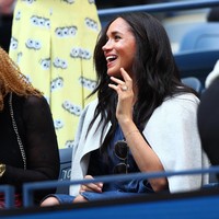 Meghan Markle lalu memaksimalkan gayanya dengan cardigan abu-abu, juga dari J.Crew, dan kacamata aviator keluaran label Victoria Beckham. Ditambah pula kalung Sophie Ratner dan anting Jennifer Meyer.  (Foto: Getty Images)