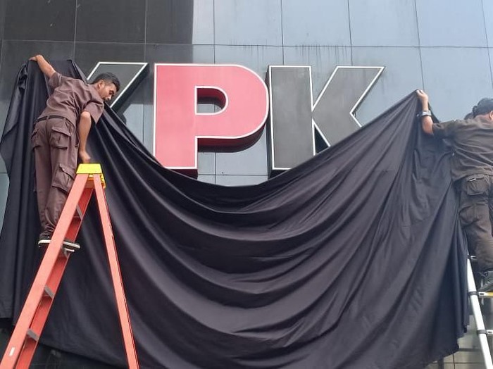 Aksi penutupan logo KPK di Gedung Merah Putih.