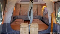 Camping ground disediakan lahan sendiri. Namun pengelola juga menyediakan tenda eksklusif dengan 2 kasur dengan toilet air panas dan dingin (Uje Hertono/detikcom)
