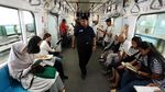 Asyik, Kini Penumpang Bisa Baca Buku di MRT