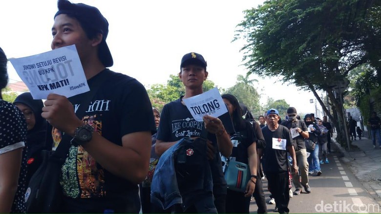 Tolak Revisi UU 30/2002, Pegawai KPK Long March Bundaran HI-Gedung Merah Putih Tolak Revisi UU 30/2002, Pegawai KPK Long March Bundaran HI-Gedung Merah Putih