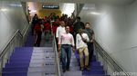 Momen Anies Baca Buku Berdiri di Gerbong MRT