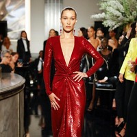 Bella Hadid menjadi satu dari sekian banyak model ternama yang memeragakan koleksi terbaru dari Ralph Lauren. Ia muncul di fashion show Ralph Lauren yang digelar dalam rangkaian New York Fashion Week, Sabtu (7/9/2019). (Foto: Getty Images)