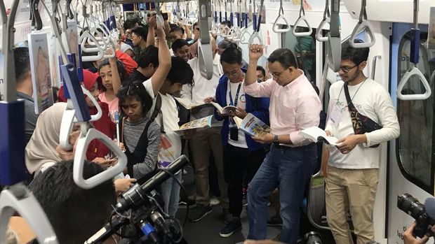 Buka Kampanye #RuangBacaJakarta, Anies Baca Buku di MRT Sambil Berdiri