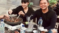 Makan daging panggang Korea, wanita yang juga penulis buku anak ini terlihat happy banget! “Penggemukan massal,” tulisnya.Foto: Instagram @ marcella_simon
