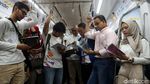 Momen Anies Baca Buku Berdiri di Gerbong MRT