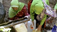 Warga tidak hanya mengambil air bersih, namun juga mandi dan mencuci di lokasi mata air.