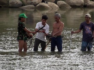 Usir Buaya yang Bikin Resah, Warga Polewali Terjun ke Sungai