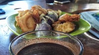 Kopi kental dan gula banyak jadi ciri khas rasa kopi kampung. Teman yang paling cocok buat ngemil jajan pasar di pagi hari. Foto: Instagram @koploka_sumsel