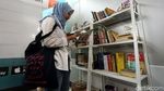 Asyik, Kini Penumpang Bisa Baca Buku di MRT