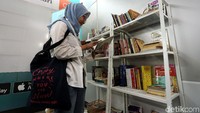 Selain meminjam untuk dibaca dalam perjalanan dari satu stasiun ke stasiun lainnya, warga juga bisa menyumbangkan bukunya.