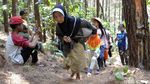 Potret Perjuangan Warga Pekalongan Cari Air Bersih di Hutan Pinus