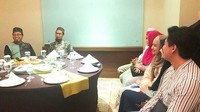 Kemarin Marcella putuskan masuk Islam. Ia terlihat menemui ustaz Adi Hidayat dan Felix Siauw, didampingi Cut Meyriska dan Roger Danuarta.Foto: Instagram @ marcella_simon