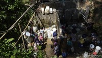 Biasanya warga akan beramai-ramai mengambil air bersih ke mata air Sibenda.