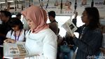 Asyik, Kini Penumpang Bisa Baca Buku di MRT