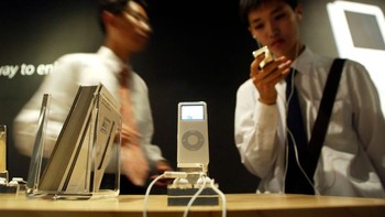 Di Korea Selatan, iPod Nano dilego USD 290 untuk model 4GB dan 230 USD buat versi 2GB. (Foto: Chung Sung-Jun/Getty Images)
