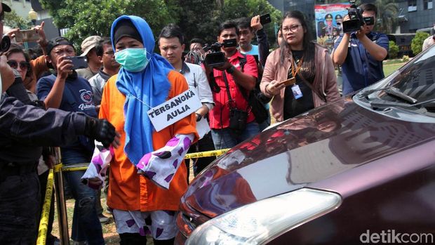 Rekonstruksi Pembakaran Jasad Suami-Anak Tiri.