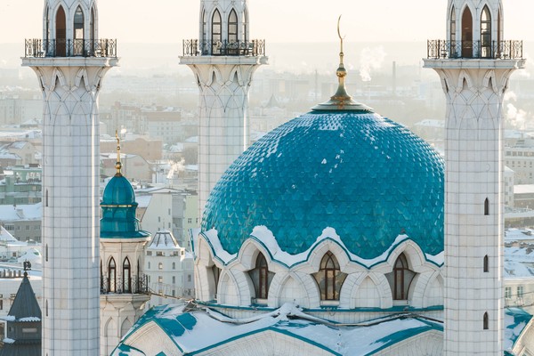 Inilah Masjid Kul Sharif yang terletak di Kota Kazan, Rusia. Sempat dihancurkan tahun 1552, Masjid Kul Sharif dibangun dengan sentuhan modern dan dibuka kembali tahun 2005. Masjid terdiri dari 3 bangunan, yakni Masjid, tugu peringatan dan kantor administrasi (Agoda) Inilah Masjid Kul Sharif yang terletak di Kota Kazan, Rusia. Sempat dihancurkan tahun 1552, Masjid Kul Sharif dibangun dengan sentuhan modern dan dibuka kembali tahun 2005. Masjid terdiri dari 3 bangunan, yakni Masjid, tugu peringatan dan kantor administrasi (Agoda)